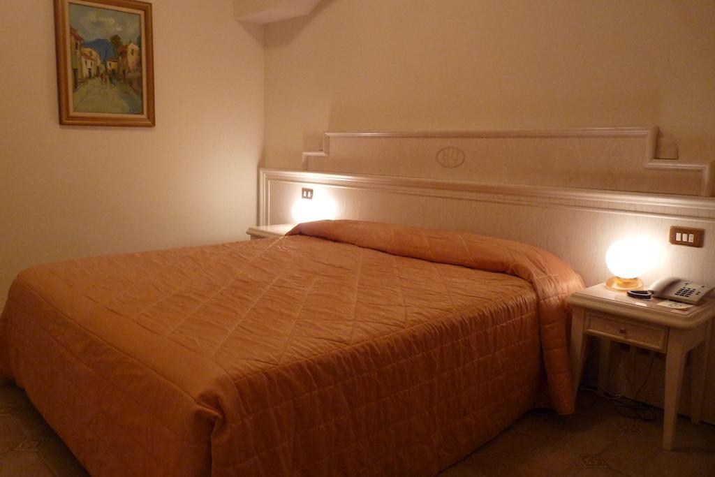 Universal Hotel Червия Екстериор снимка