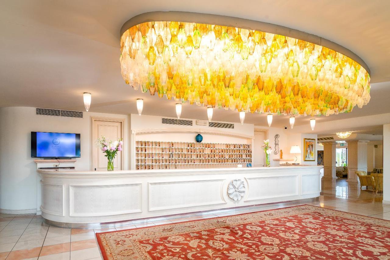 Universal Hotel Червия Екстериор снимка