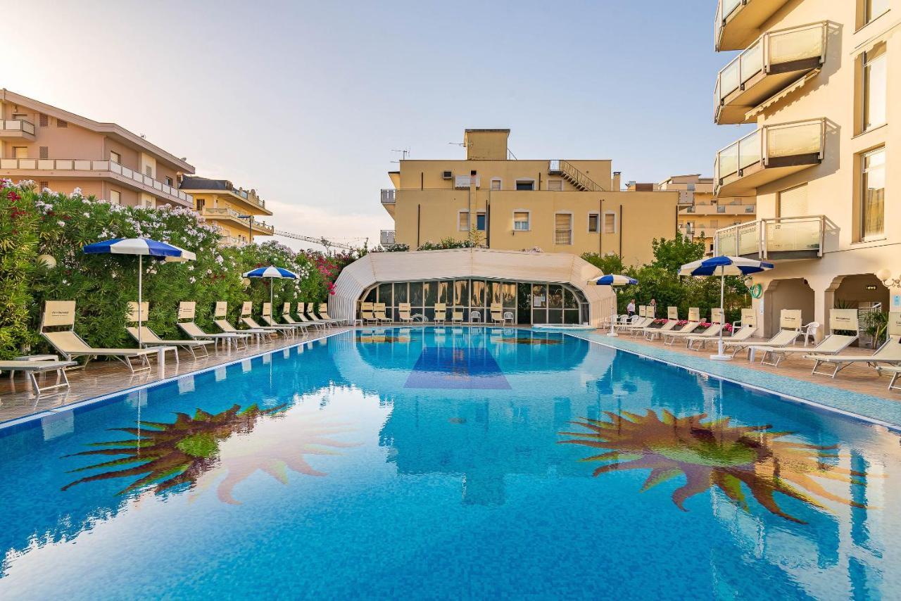 Universal Hotel Червия Екстериор снимка