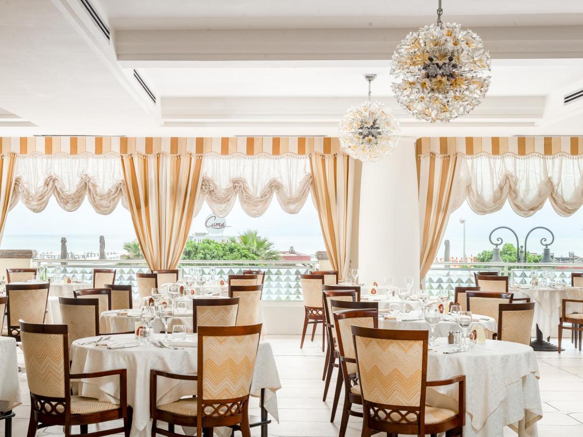 Universal Hotel Червия Екстериор снимка