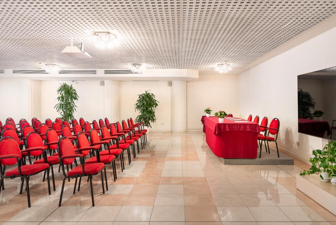 Universal Hotel Червия Екстериор снимка