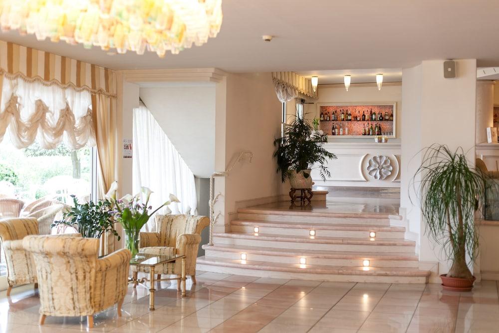 Universal Hotel Червия Екстериор снимка