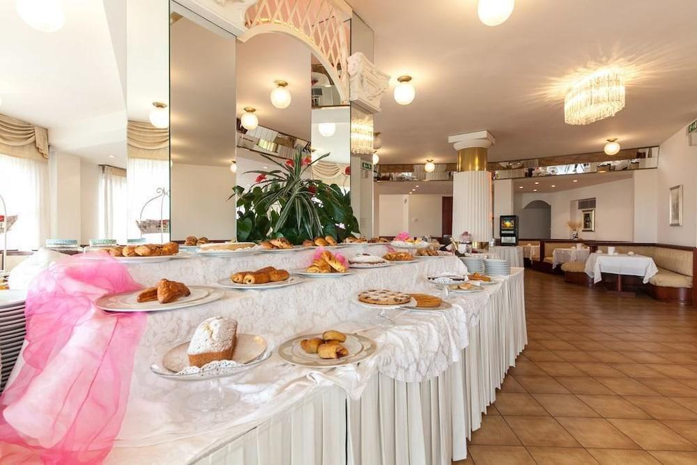 Universal Hotel Червия Екстериор снимка
