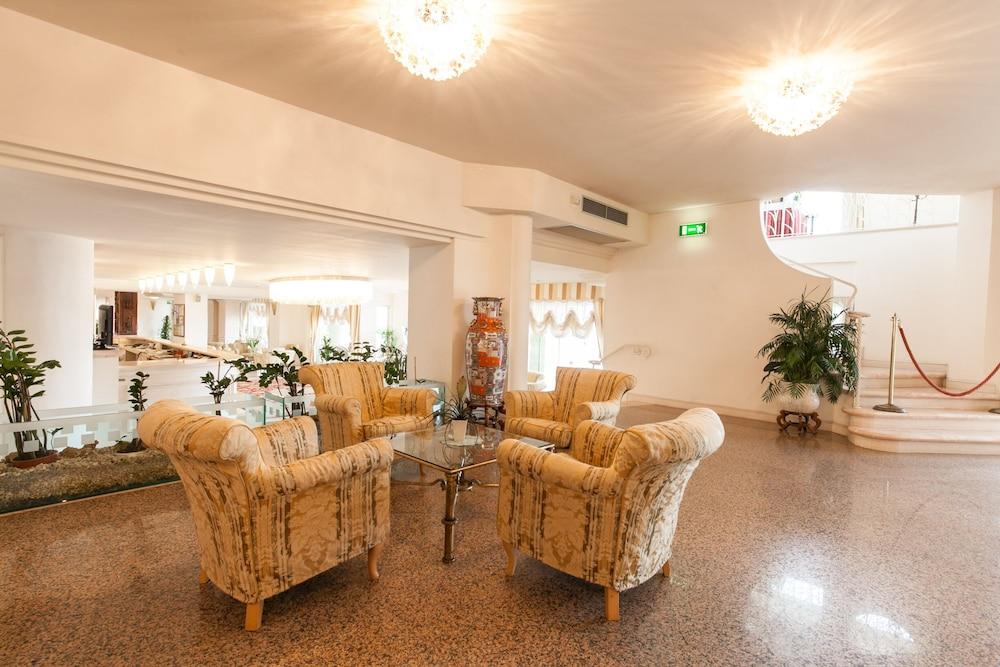 Universal Hotel Червия Екстериор снимка