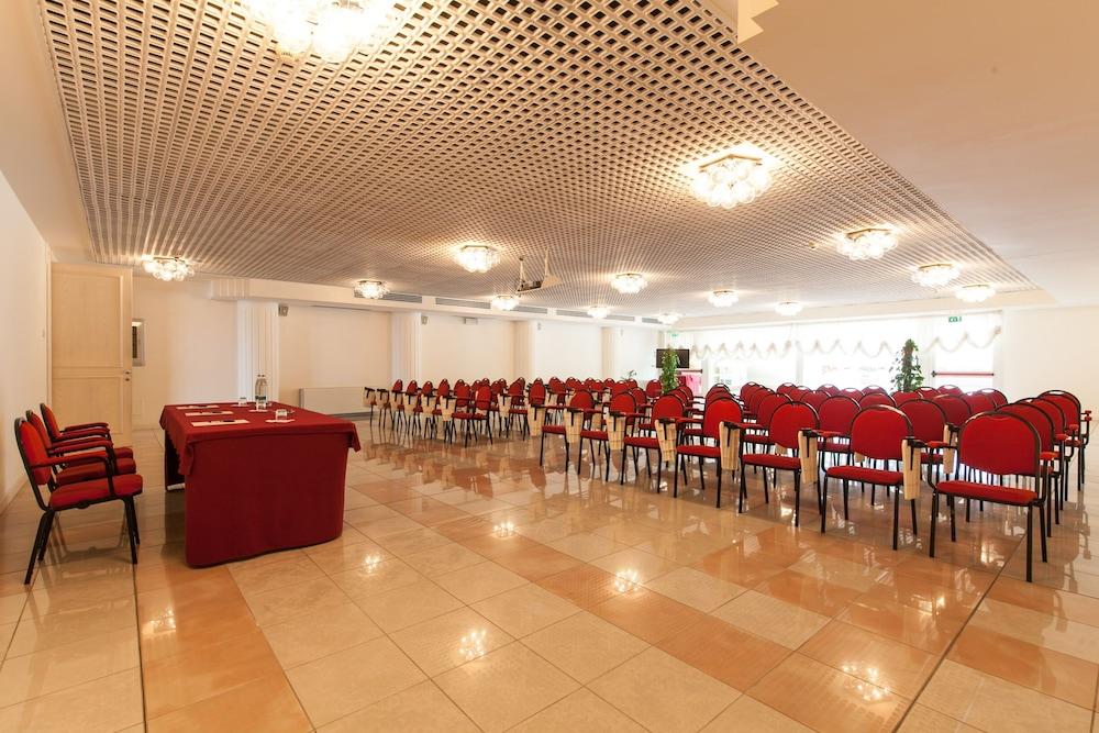Universal Hotel Червия Екстериор снимка