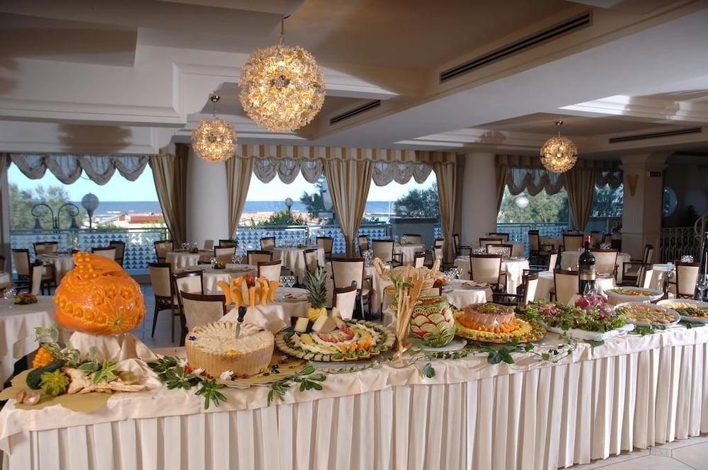 Universal Hotel Червия Екстериор снимка