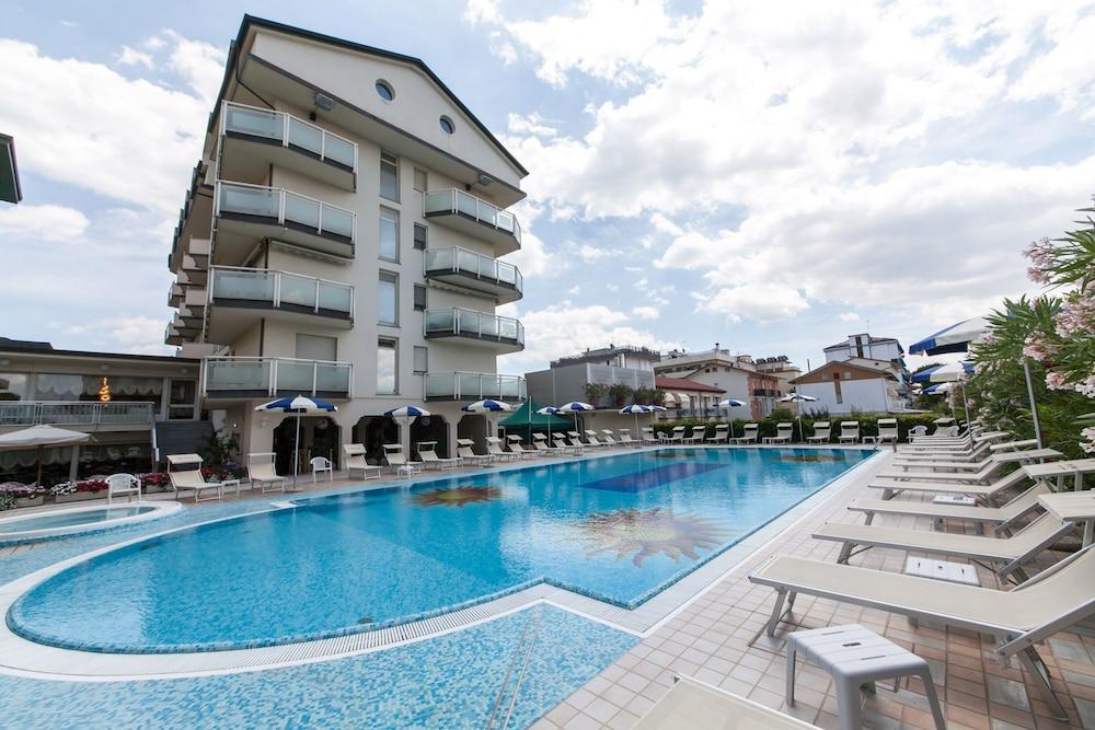 Universal Hotel Червия Екстериор снимка