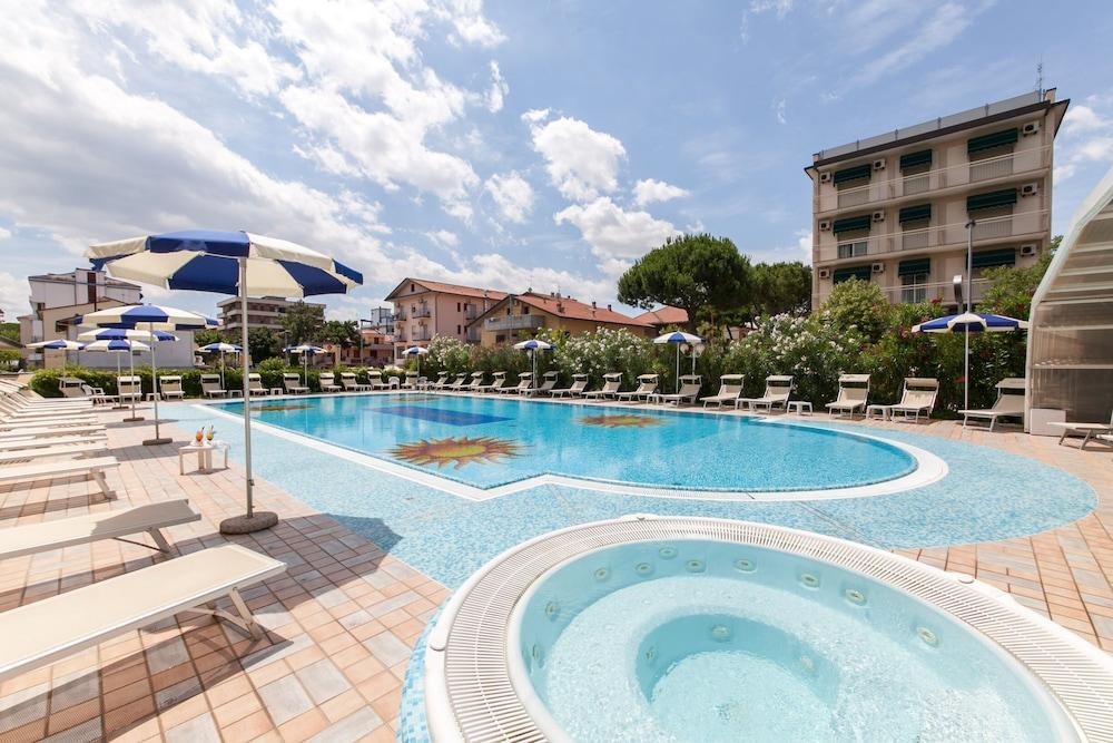 Universal Hotel Червия Екстериор снимка