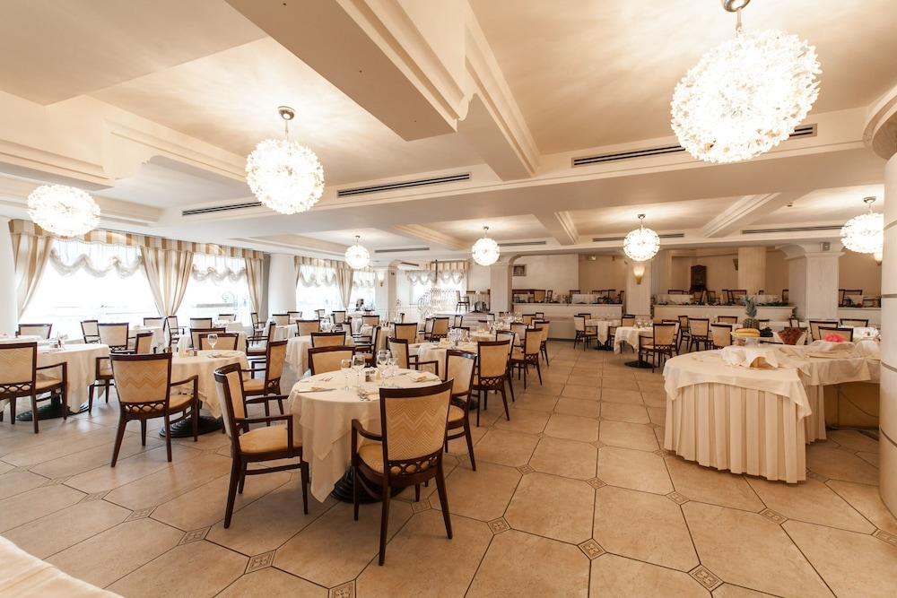 Universal Hotel Червия Екстериор снимка
