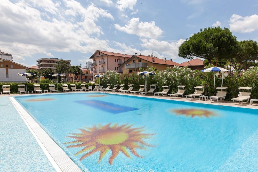 Universal Hotel Червия Екстериор снимка