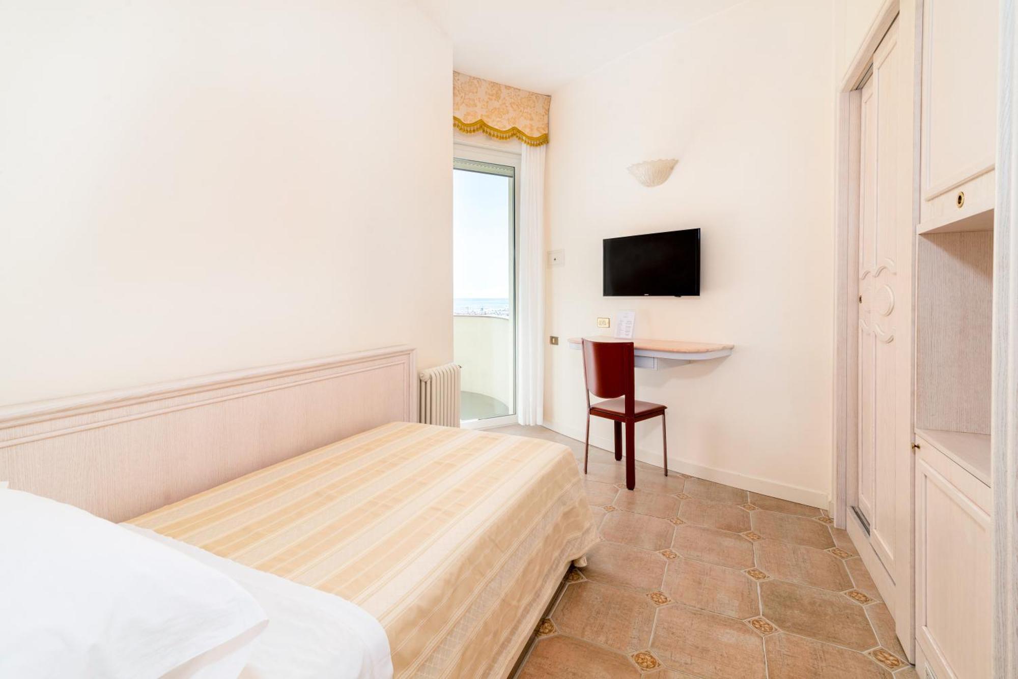 Universal Hotel Червия Екстериор снимка