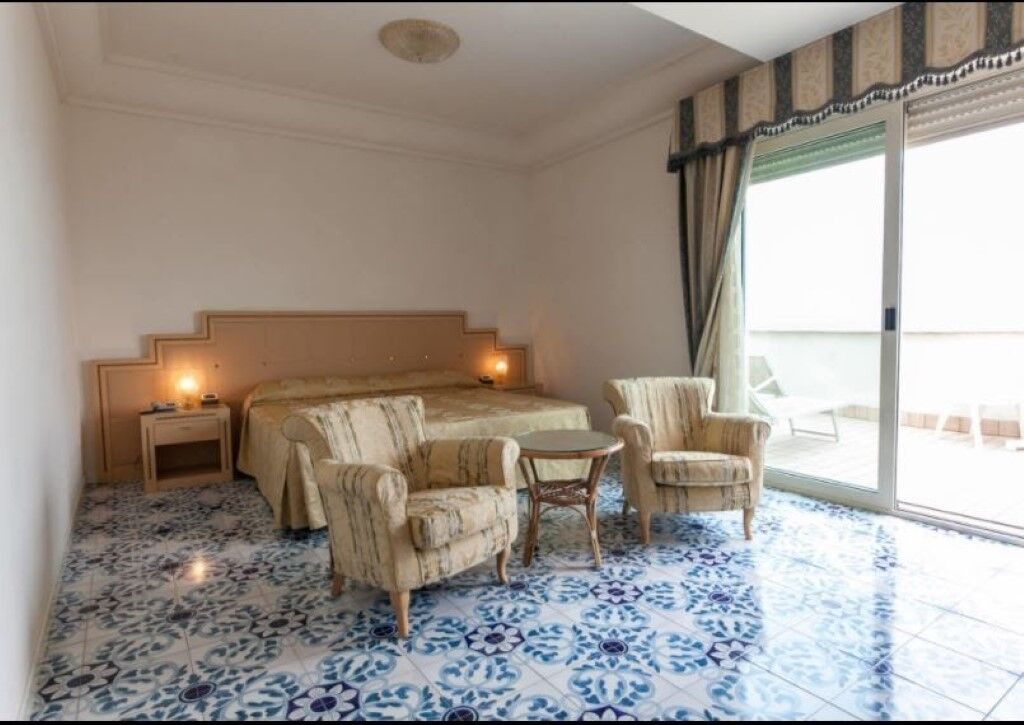 Universal Hotel Червия Екстериор снимка